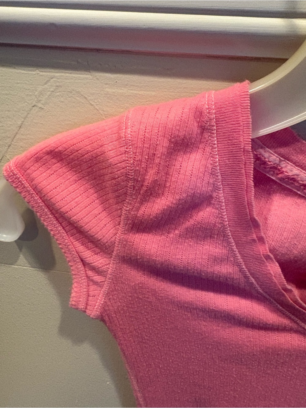 Abercrombie & Fitch girl  Coral Pink Ribbed V-Neck Tee SZ L   preowned - Picture 4 of 4